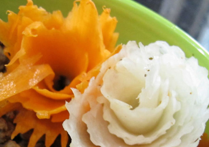 A Unique Vegetable Curler to Create Beautiful Garnishes